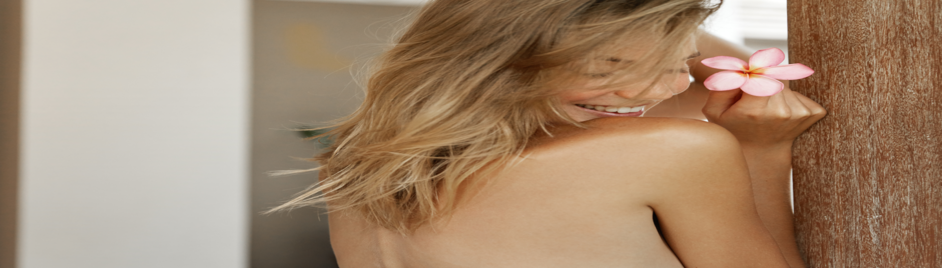 sonriente-mujer-joven-toalla